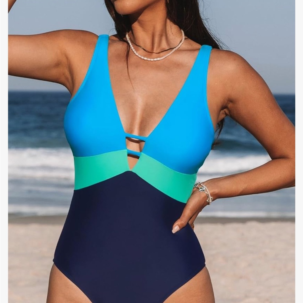 NWT Woman’s One Piece Cutout V-Neck Swimsuit 🌴